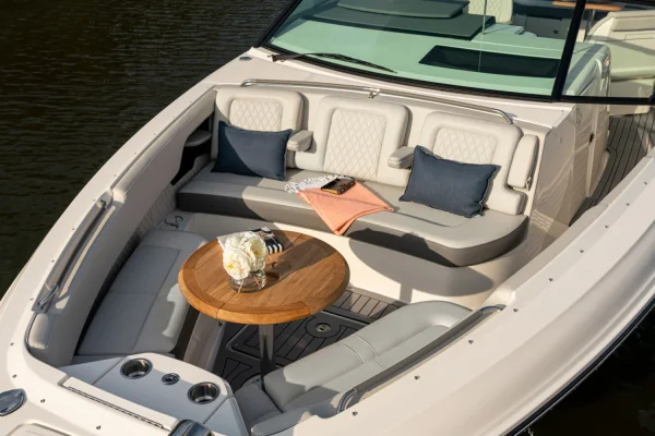 searay-slx-400-bow-lounge-area-overview-gallery-3